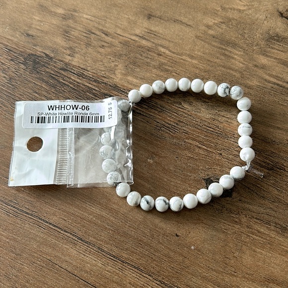Other - White Howlite Beaded Stretch Bracelet -